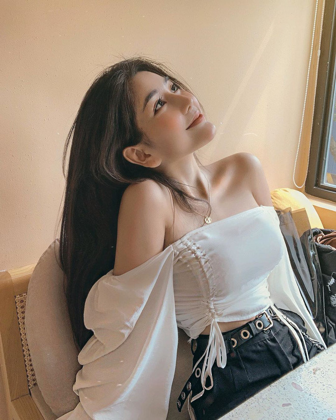 Nếu chăm chỉ like hình của Ngọc Trân thường xuyên bạn sẽ thấy cô nàng thường chọn những kiểu áo hở vai để khoe xương quai xanh, còn áo croptop thì khoe vòng eo con kiến.