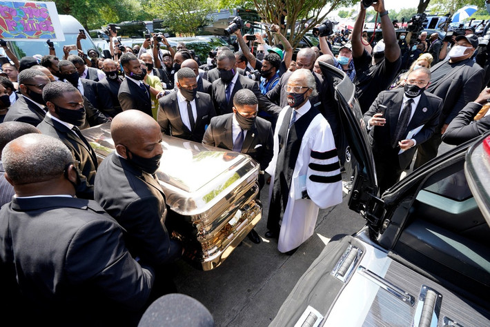 “Đây không chỉ là một thảm kịch - đó là tội ác”, Reverend Al Sharpton, nhà lãnh đạo dân quyền nổi tiếng, nói trong bài điếu văn chính, đề cập đến cái chết của Floyd. Khoảng 500 người đã được mời đến đám tang ở Houston, theo sau các sự kiện tưởng niệm vào tuần trước tại Minneapolis và Raeford, thị trấn ở Bắc Carolina nơi Floyd chào đời. Ảnh: Reuters.