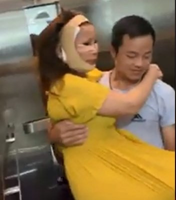 Chính chuyện anh Hoa Cương vô cùng chiều chuộng vợ như thế đến nỗi người quay clip từng chứng kiến còn phải nói rằng: “Anh chiều vợ quá sinh hư. Đòi không được quay ra hờn dỗi”.