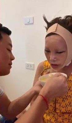 Từng công việc đơn giản nhất cô Thu Sao đều trông cậy hết vào chồng. Từ chuyện ăn uống, đi lại đều được anh Hoa Cương chăm sóc từng chút một. Chưa kể yêu cầu của cô dâu 62 tuổi trong mọi việc khá cao nên chồng trẻ phải thực hiện rất cẩn thận.