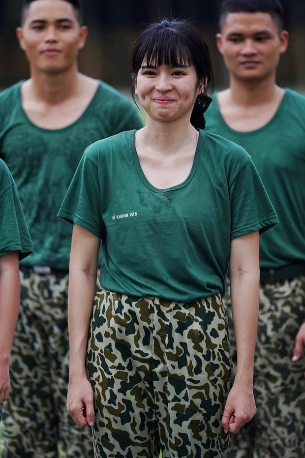 Theo đó, trên story Instagram, Khánh Vân "so nhẹ" gương mặt cô ở trong chương trình Sao Nhập Ngũ lẫn khi ở nhà.