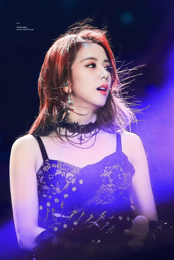 Tuy nhiên, bỏ qua những câu chuyện thị phi xung quanh, Jisoo vẫn khẳng định được vị thế của mình trong mắt người hâm mộ bằng việc đẹp lên hơn mỗi ngày.