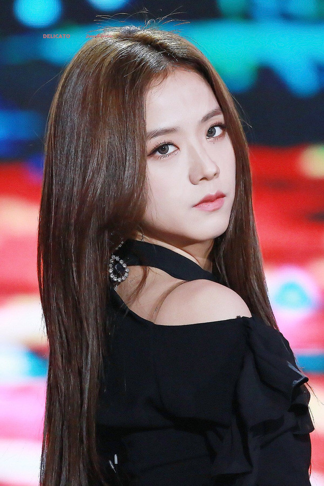 Dù dàn sao nhà YG thường sở hữu những nhan sắc cá tính, song Ji Soo lại mang vẻ đẹp dịu dàng, đầy nữ tính, chính điều này tạo nên sự khác biết với phần còn lại của Black Pink.