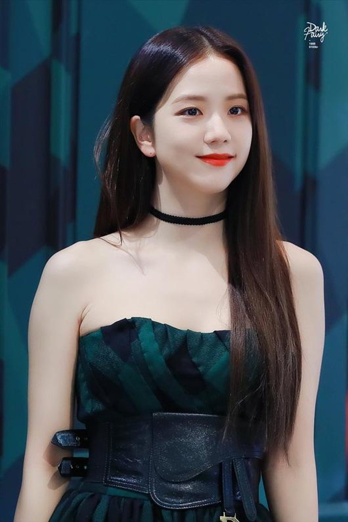 Sau khi ra mắt cùng các thành viên Black Pink, Ji Soo nhanh chóng trở thành một trong những nữ nghệ sĩ sở hữu ngoại hình thuộc hàng top trong giới thần tượng.