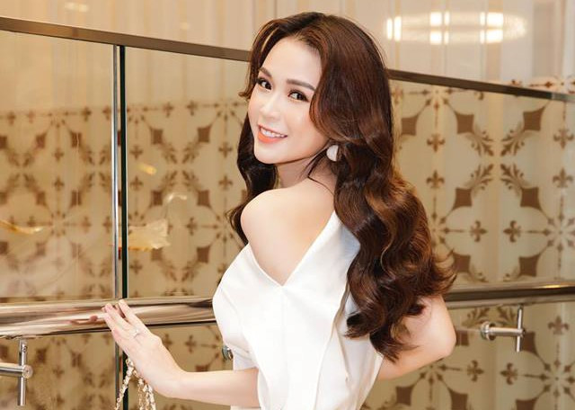 Nhiều năm hoạt động nghệ thuật tích cực, Sam đã xóa bỏ được danh xưng hot girl và cô nàng hướng tới sự công nhận của khán giả trong vai trò diễn viên. Hot girl đời đầu này từng chia sẻ: "Hot girl không phải nghề. Nếu người bình thường cô gắng một thì Sam cũng như những người bạn có cùng xuất phát điểm phải cố gắng nỗ lực gấp 100, 1000 lần để thoát khỏi mác hot girl và vươn mình khẳng định trong nghệ thuật".
