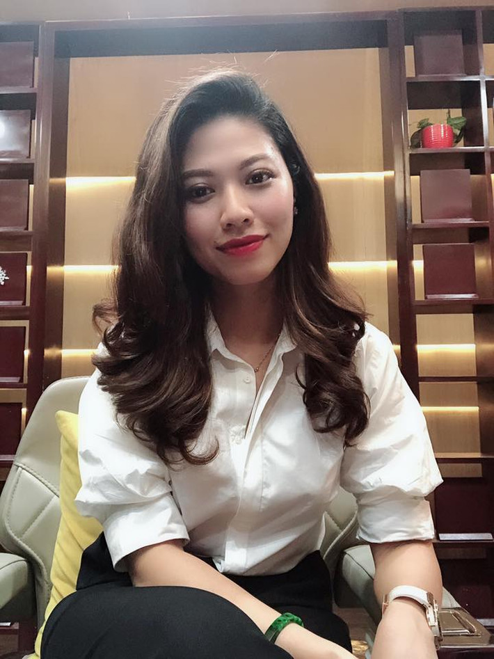 Có một thời gian, dân tình xôn xao trước hình ảnh Ngọc Trinh bên loạt siêu xe trị giá vài chục tỷ. Dù vậy, cô nhanh chóng lên tiếng đính chính đây chỉ là một cảnh quay khi đang đi tác nghiệp của mình.