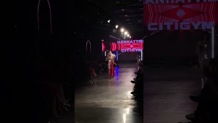 Chưa dừng lại, một tình tiết drama hơn còn xuất hiện ngay sau. Đó chính là khoảnh khắc nam người mẫu đi ngay sau không ngần ngại tiến lên và... bế thốc Trần Thanh Tâm lên.