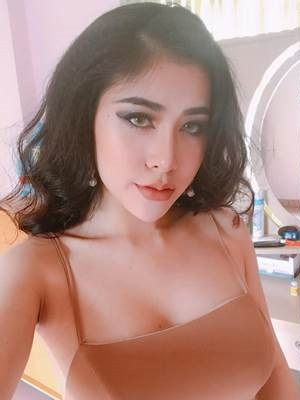Sở hữu thân hình gợi cảm lại thêm nhiều tài lẻ cùng trình độ ngoại ngữ cực đỉnh, Thanh Nhàn nhanh chóng nổi tiếng không chỉ trong nước mà còn được ca ngợi bởi các trang báo nước ngoài.