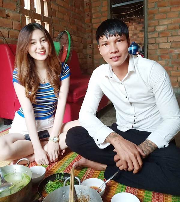 Hiện tại, trang cá nhân của Nam Trân đạt hơn 397.000 lượt theo dõi, kênh YouTube cũng đạt nút bạc. Nữ giáo viên xinh đẹp này rất tích cực khoe ảnh cuộc sống đời thường cùng những bài viết quảng cáo cho nhiều thương hiệu khác nhau.