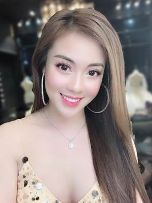 Trong kỳ thi THQG năm 2018, Hà My vô tình lọt vào camera khiến MXH bùng nổ hấp dẫn hàng triệu người yêu mến. Trong vai trò giám thị, nữ giảng viên này với gương mặt nổi bật, phong cách ăn mặc kín đáo, lịch sự nhưng khí chất của cô khiến ai cũng không thể rời mắt.