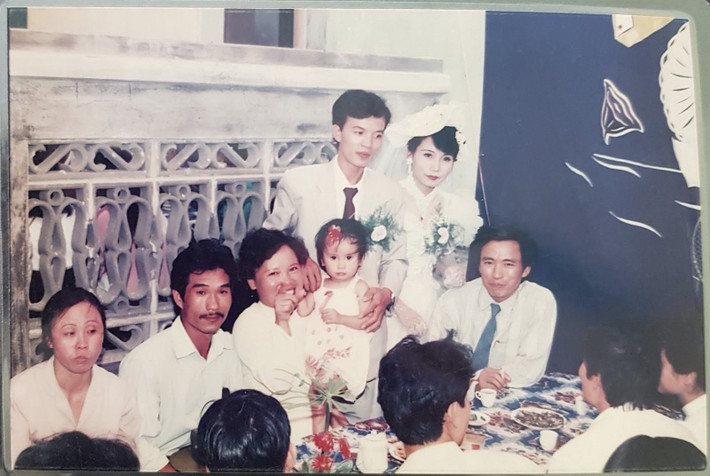 Thời gian gần đây, rất nhiều bạn trẻ đua nhau khoe ảnh cưới của bố mẹ từ năm 80, 90. Những bức ảnh đăng tải kèm câu chuyện thú vị, hài hước về tình yêu thời bố mẹ thu hút sự chú ý của cư dân mạng.