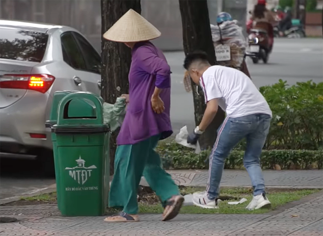 Cụ thể, Minh Nhựa có chia sẻ: "Công nhận rác ở Sài Gòn mình cũng nhiều ghê, anh thích làm mấy việc cộng đồng như thế này".
