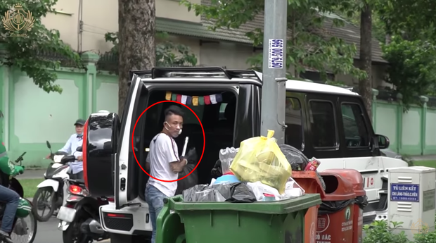Theo đó đại gia ngành nhựa đã lái chiếc xe Mercedes - AMG G 63 có giá khoảng 13 tỷ đồng xuống phố nhặt rác.