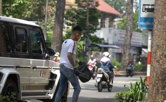 Trong đoạn clip, Minh Nhựa đã di chuyển đến một vai khu vực như Bưu điện thành phố, Thảo Cầm Viên để nhặt chai nhựa và mang về.