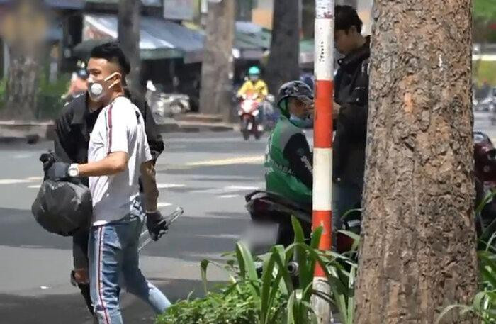Khi bị nhận ra và xin chụp hình, đại gia khá thoải mái, chuyện trò tạo cảm giác thân thiện.