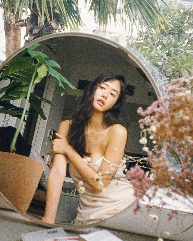 Nhiều người nhận xét Amandine có vẻ ngoài rất giống các nàng thơ trong những bộ phim điện ảnh.
