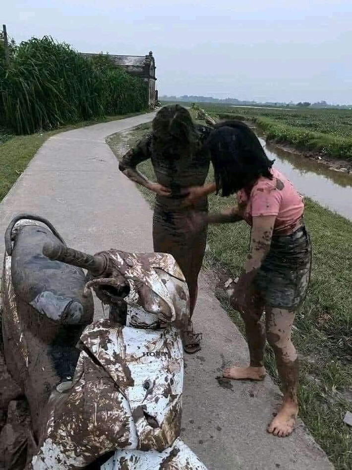 Mới đây, dân tình trên mạng truyền tay nhau chùm ảnh vui ghi lại hiện trường vụ lao xe máy xuống ruộng. Nhân vật chính trong vụ tai nạn này là 2 cô gái cùng mặc váy bó, đi xe máy.