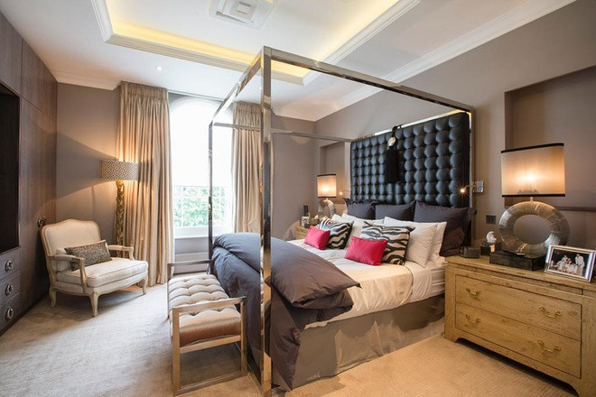 Biệt thự có diện tích 588 m2. Ngoài tám phòng ngủ, ngôi nhà còn được trang bị các tiện ích như thang máy riêng, phòng chiếu phim, phòng gym... Ảnh: Aston Chase/Getty Images.