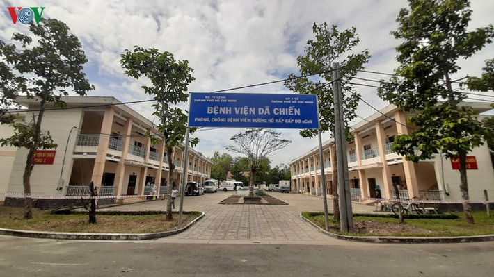 Bệnh viện dã chiến đầu tiên tại TPHCM vừa chính thức đi vào hoạt động sáng nay (10/2). Trước tình hình bệnh dịch viêm phổi cấp do virus corona gây ra ngày càng nghiêm trọng và diễn biến phức tạp, Sở Y tế thành phố cùng với các cơ quan liên quan đã gấp rút hoàn thành bệnh viện chỉ trong vòng 5 ngày, sớm hơn 1 ngày so với dự kiến.