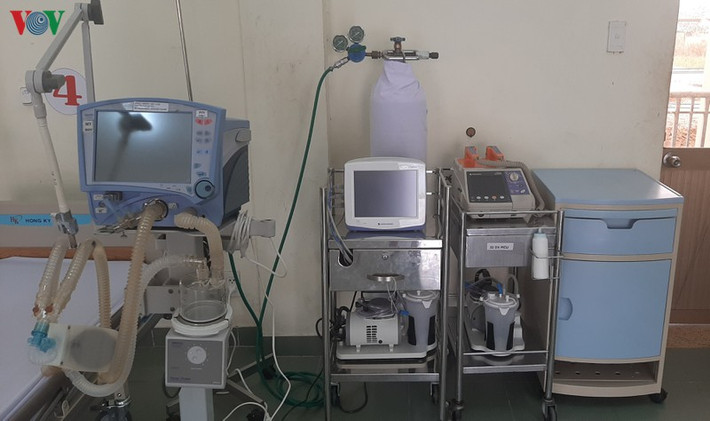 Tất cả các giường bệnh tại phòng cấp cứu của bệnh viện dã chiến đều được trang bị đầy đủ thiết bị y tế để sẵn sàng điều trị cho bệnh nhân.