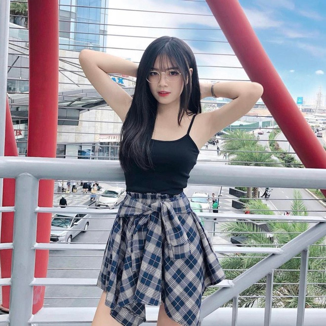 Bài viết khen Thụy Hân sở hữu làn da trắng nõn, đôi chân dài miên man và đặc biệt là vẻ gợi cảm đầy hút hồn. Bên dưới bài viết là hàng loạt comment đến từ cộng đồng mạng Trung Quốc, ai nấy đều tỏ vẻ mình đã bị cô nàng "quyến rũ" và muốn xin info của cô.