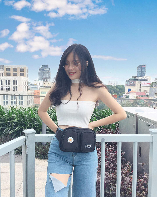 Về phần cư dân mạng xuýt xoa trước body S-line cực phẩm cùng chiều cao lý tưởng của Thụy Hân, điều này cũng hoàn toàn có lý do. Cô nàng cao 1m68 và sở hữu số đo 3 vòng là 85-62-96.