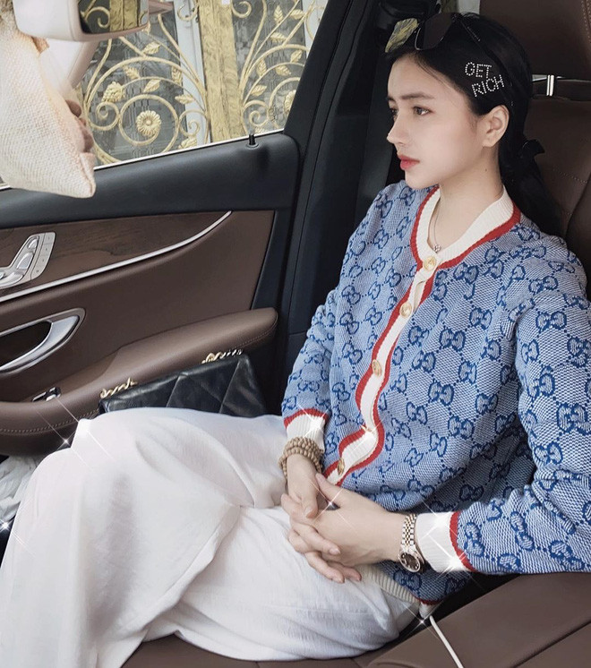Trang Anna kinh doanh khá thành công nên cũng không ngại chi tiền mua đồ hiệu để tự thưởng cho bản thân. Cái items luôn được hot girl gameshow Người ấy là ai mix&match vô cùng trẻ trung, thời thượng.