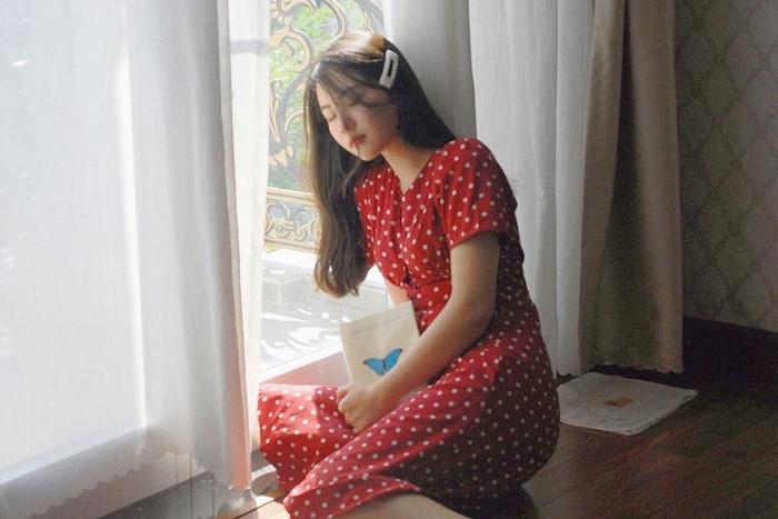 Với vẻ đẹp mộc mạc, giản đơn cùng những hình ảnh gắn liền với trường học, Thủy Tiên ngay lập tức thu hút biết bao ánh nhìn từ phía cộng đồng mạng.