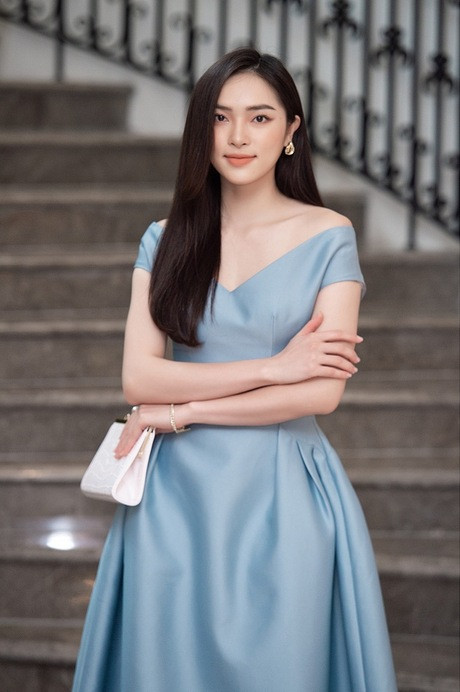 Nhan sắc của Diệu Linh ở hiện tại được đánh giá có nét pha trộn giữa 2 người đẹp Hạ Vi và Châu Bùi.