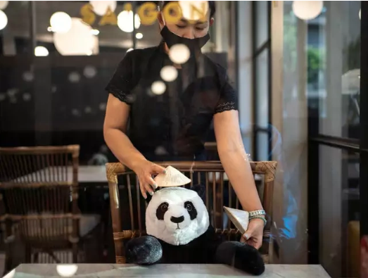 Chủ nhà hàng nói: ""Bạn trai mình rất thích sưu tầm những món đồ bán ở Sài Gòn, nhất là nón lá. Những chiếc nón này được trưng bày nhiều trong nhà hàng và thoải mái tặng cho khách mang về nếu họ thích"