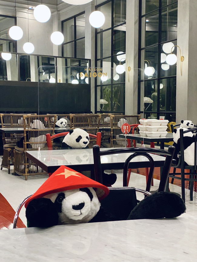 Cụ thể, nhà hàng Việt Nam này đã xếp những chú gấu trúc nhồi bông đội nón lá vào những chiếc ghế buộc phải bỏ trống.