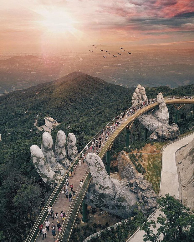 Nhắc đến Đà Nẵng, ai cũng nghĩ ngay đến cây Cầu Vàng nổi tiếng từng gây bão khắp mặt báo thế giới. Không những vậy, thành phố biển xinh đẹp của Việt Nam còn từng nhiều lần vinh danh trong danh sách điểm đến hàng đầu thế giới.