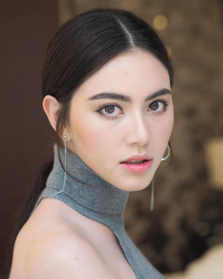 Từ mắt mũi, miệng cho đến cả vóc dáng của mình, Mai khiến đối phương không thể rời mắt được bởi thần thái quá đỉnh.