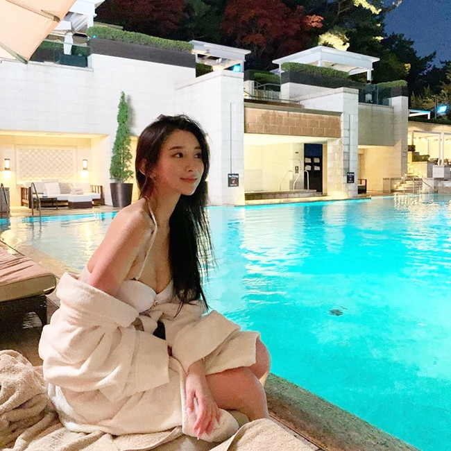 Theo chia sẻ của netizen xứ Hàn, mỗi lần livestream của Jung So Ra họ không thể bỏ qua vì để ngắm nhan sắc của cựu nữ tiếp viên hàng không xinh đẹp tuyệt mỹ.