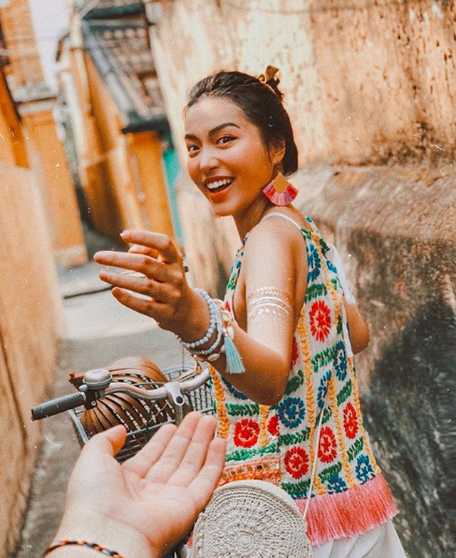 Ngó nghiêng Instagram hay Facebook của Hà Trúc, nhiều người thấy sao cuộc sống lại màu hồng đến thế, đáng ngưỡng mộ và tràn đầy cảm hứng.