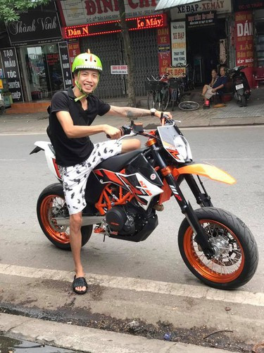 Một anh chàng thử sức với chiếc xe cào cào nhưng lại nhận phải cái kết đắng vì chân quá ngắn.