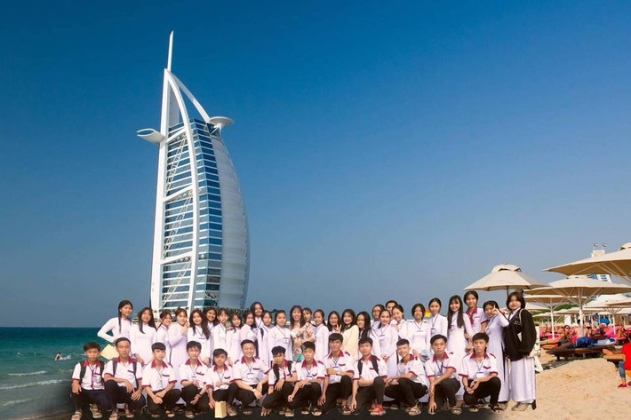 Dắt tay nhau sang Dubai ngay trong ngày mai.