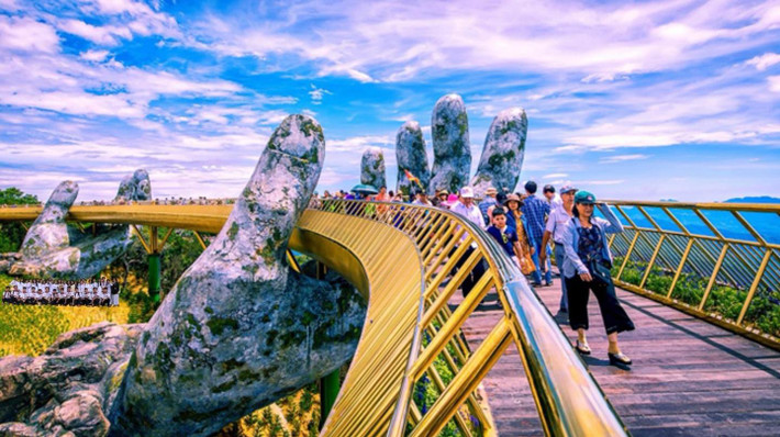Nhiều người đã tham gia bình luận rôm rả, thậm chí còn vờ như tin câu chuyện đi chơi cùng cả lớp hoàn toàn có thật.