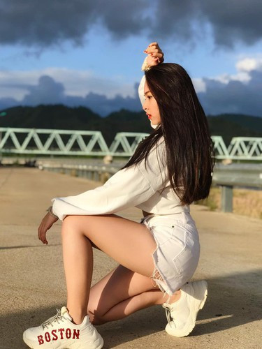 Ngắm nhìn Huỳnh Hàn Trúc Lâm nhiều người chắn hẳn sẽ không thể tượng tượng rằng hot girl 10X này từng có thời gian "đau khổ" với ngoại hình khi cân nặng lên tới 70kg và chỉ cao 1m60.