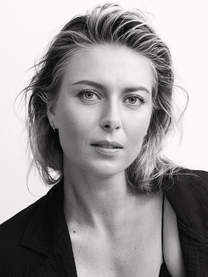 Năm 2004, Sharapova gây sốc khi vượt qua hàng loạt tên tuổi sừng sỏ, bao gồm cả huyền thoại Serena Williams để vô địch Wimbledon.