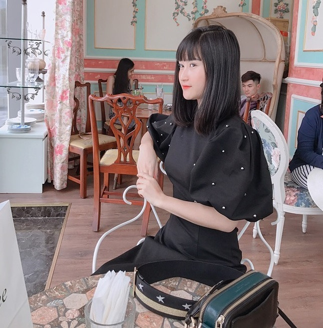 Theo chia sẻ của Thùy Dương, cô nàng biết đến Huy Hùng khi tình cờ xem một trận đá bóng trên tivi. Trong trận đấu đó, chàng tiền vệ này được thay vào sân ở những phút cuối.