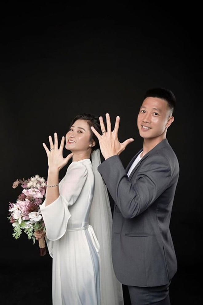 Được biết, cặp đôi Thùy Dương và Huy Hùng đã chụp ảnh cưới tại Hải Phòng. Trong bộ vest chàng tiền vệ ĐTQG Việt Nam khá điển trai, chững chạc. Còn cô dâu là hot girl thành phố Cảng lại đằm thắm, sắc sảo trong chiếc váy khoét cổ sâu khoe vòng một gợi cảm.