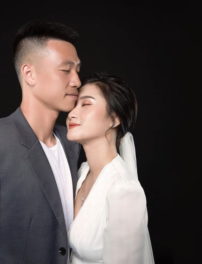 Sở hữu gương mặt xinh đẹp, Thùy Dương và Huy Hùng được nhiều người nhận xét là cặp đôi "trai tài, gái sắc". Bên cạnh nhan sắc nổi trội, bạn gái tuyển thủ Việt Nam còn sở hữu thân hình nóng bỏng.