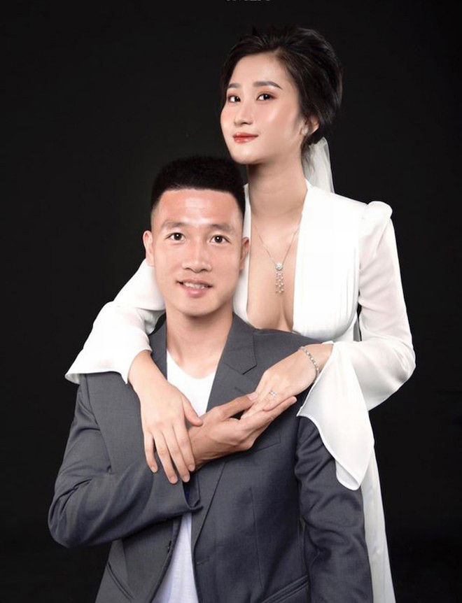 Mới đây trên trang cá nhân của mình, hot girl quê Hải Phòng đã khoe những bức ảnh cưới với chàng tiền vệ của ĐTQG Việt Nam thu hút nhiều sự chú ý của CĐM.
