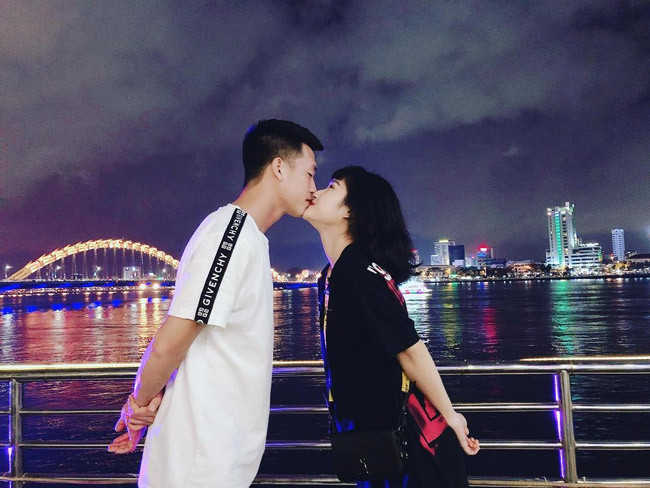 Những lúc không bận thi đấu, Huy Hùng thường xuyên bù đắp cho bạn gái bằng những chuyến du lịch sau khoảng thời gian xa cách nhau.