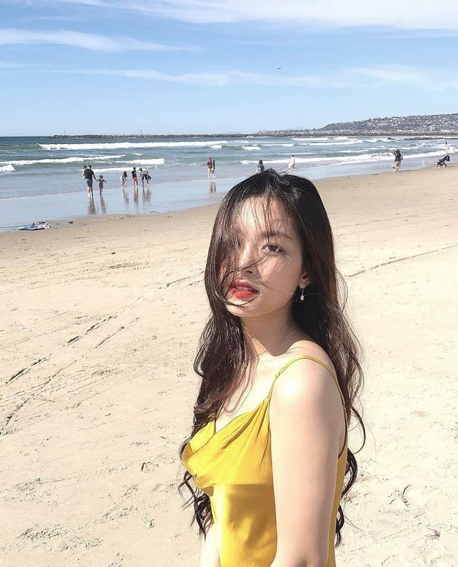Tố Anh sở hữu gương mặt xinh xắn cùng thần thái thu hút. Cô nàng cao 1,72 m nhưng chưa từng tham gia cuộc thi sắc đẹp nào và cũng không theo con đường nghệ thuật.
