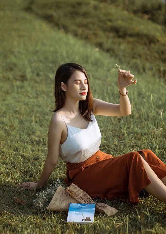 Rất nhiều cư dân mạng sau khi chiêm ngưỡng những bức ảnh đã nhanh chóng tìm ra nick facebook của nữ giảng viên Thùy Linh.