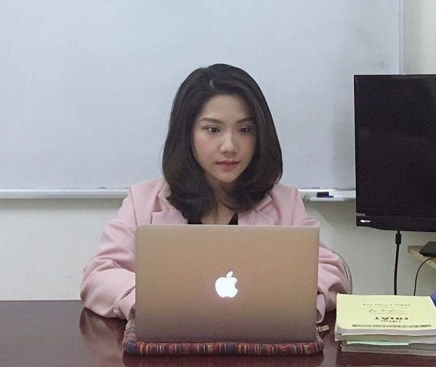 Trước đó, mạng xã hội từng xuất hiện hình ảnh một nữ giảng viên Đại học FPT (Hà Nội) được học sinh chụp lại trong lúc dạy online nhanh chóng thu hút sự chú ý của cư dân mạng. Sở dĩ, nhiều người dành sự quan tâm đến những bức ảnh này là vì nữ giảng viên này quá xinh đẹp và đáng yêu. Hơn nữa, cô giáo còn cầm tấm biển “cô yêu cả lớp” để nhắn gửi đến các bạn sinh viên của mình khiến nhiều người ấn tượng.