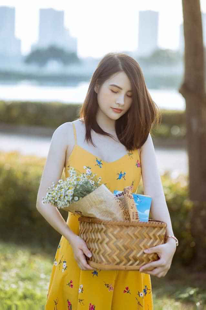 Theo tìm hiểu, đây không phải là lần đầu tiên những hình ảnh của cô giáo Thùy Linh được học trò chụp lại và đăng tải trên MXH. Bản thân nữ giảng viên này cũng rất vui khi nhận được những tình cảm yêu quý của các bạn sinh viên.