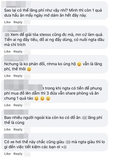 Dưới bài đăng, rất nhiều dân mạng để lại bình luận trái chiều về hành động "tàn phá" đồ ăn của TikToker.